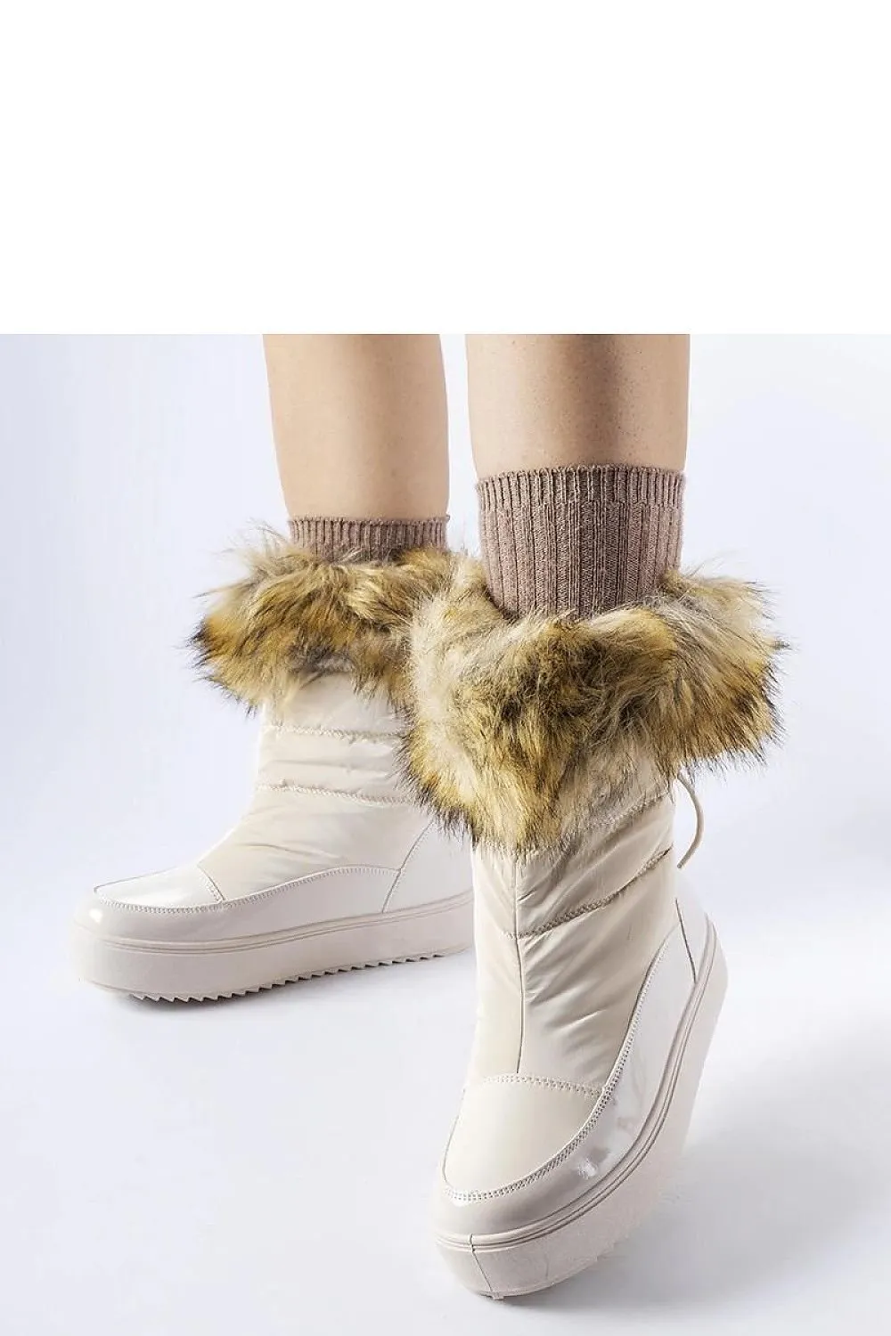 Beige snow boots with decorative fur