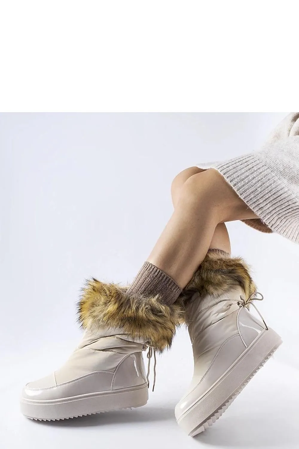 Beige snow boots with decorative fur