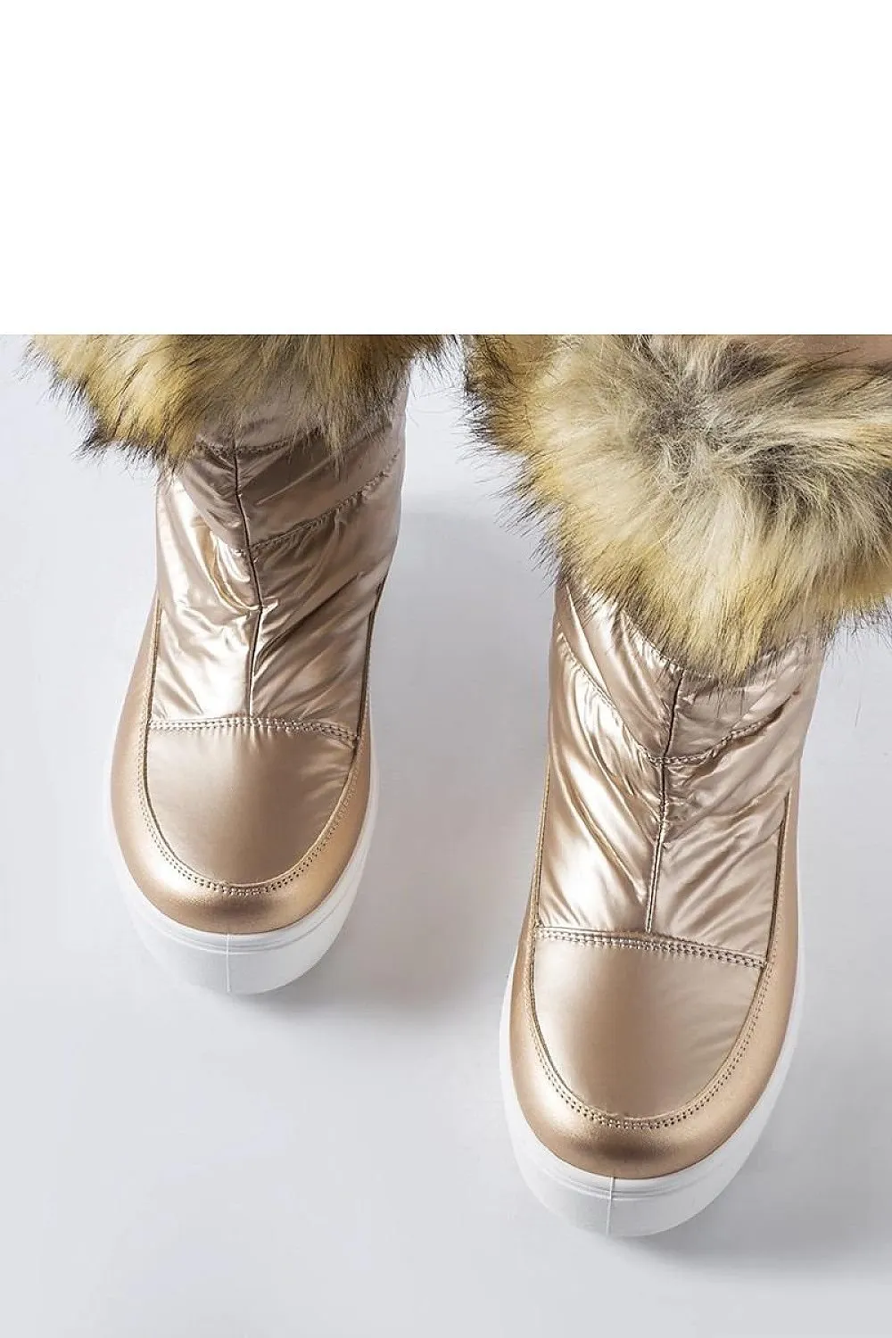 Beige snow boots with decorative fur