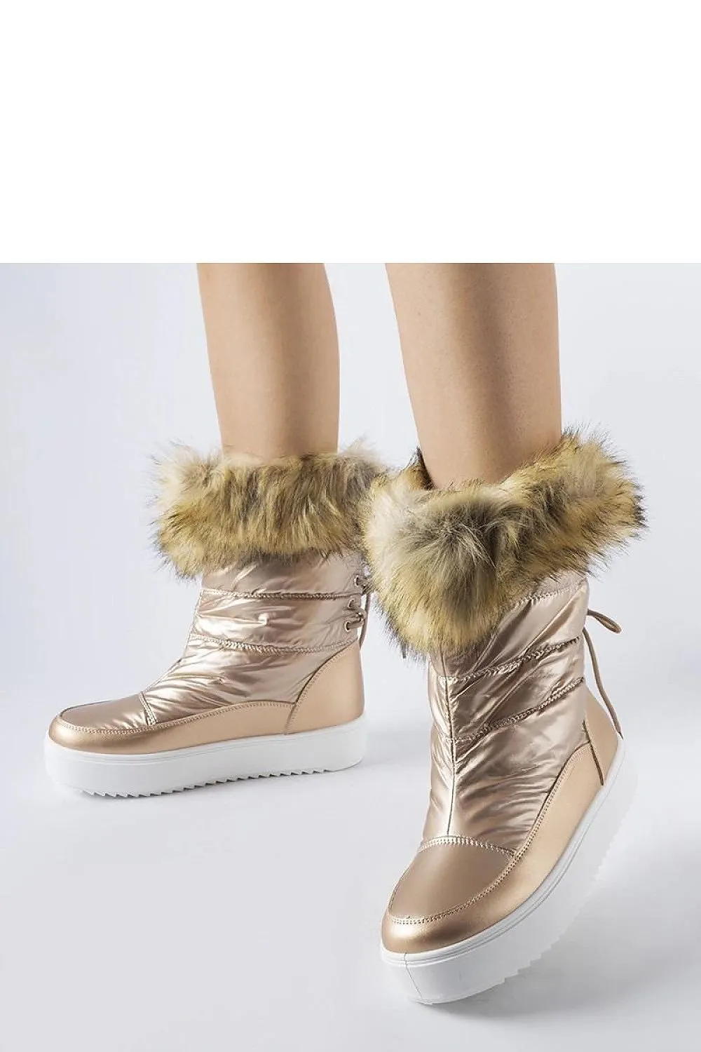 Beige snow boots with decorative fur